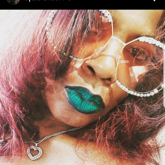 Meet your Posher, Melissa - Picture 1 of 5